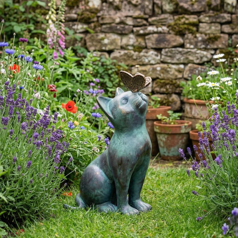 Katzenstatue mit Schmetterling Gartenfigur 20cm Außendekoration Rasenverzierung Tierskulptur