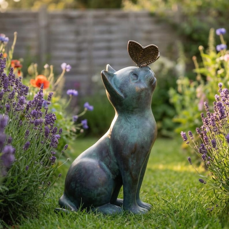 Katzenstatue mit Schmetterling Gartenfigur 20cm Außendekoration Rasenverzierung Tierskulptur