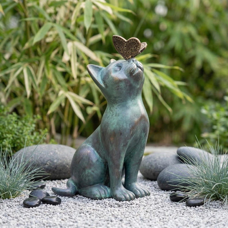 Katzenstatue mit Schmetterling Gartenfigur 20cm Außendekoration Rasenverzierung Tierskulptur