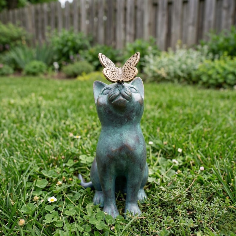 Katzenstatue mit Schmetterling Gartenfigur 20cm Außendekoration Rasenverzierung Tierskulptur