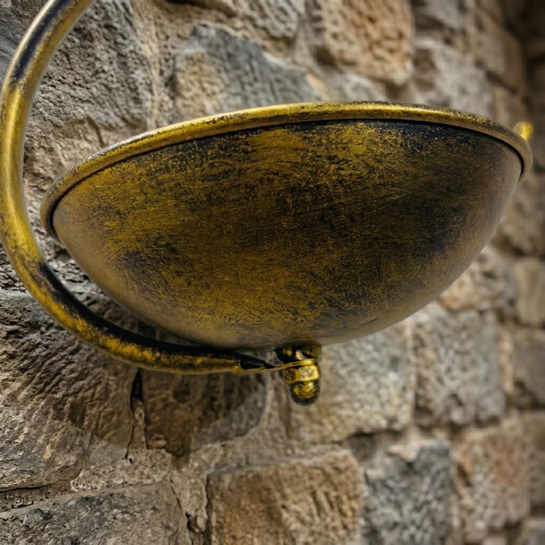 Hängende Vogeltränke mit Vintage Wasserhahn, Gusseisen, rustikale Wildvogel-Badeschale, Gartenkunst im Freien