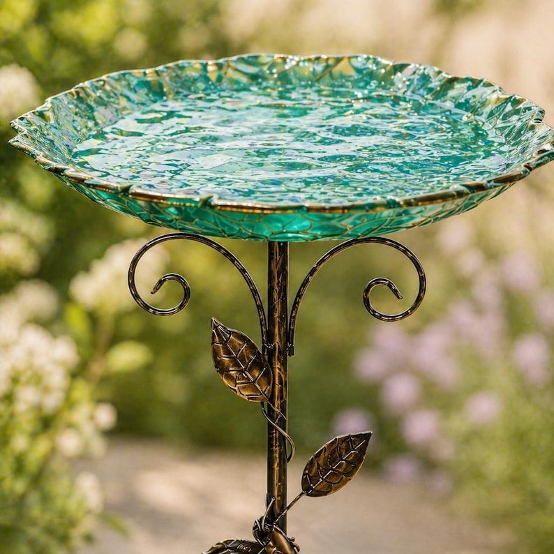 Rustikale Metall Vogeltränke & Futterhäuschen, 77 cm, Blatt-inspirierte Schale, Grün/Bronze, für Außen