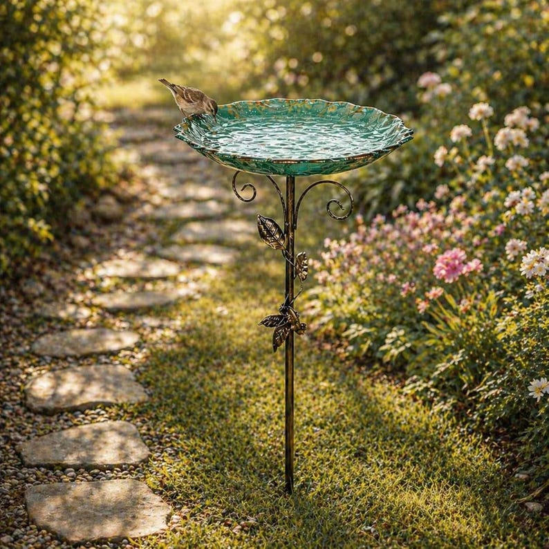Rustikale Metall Vogeltränke & Futterhäuschen, 77 cm, Blatt-inspirierte Schale, Grün/Bronze, für Außen