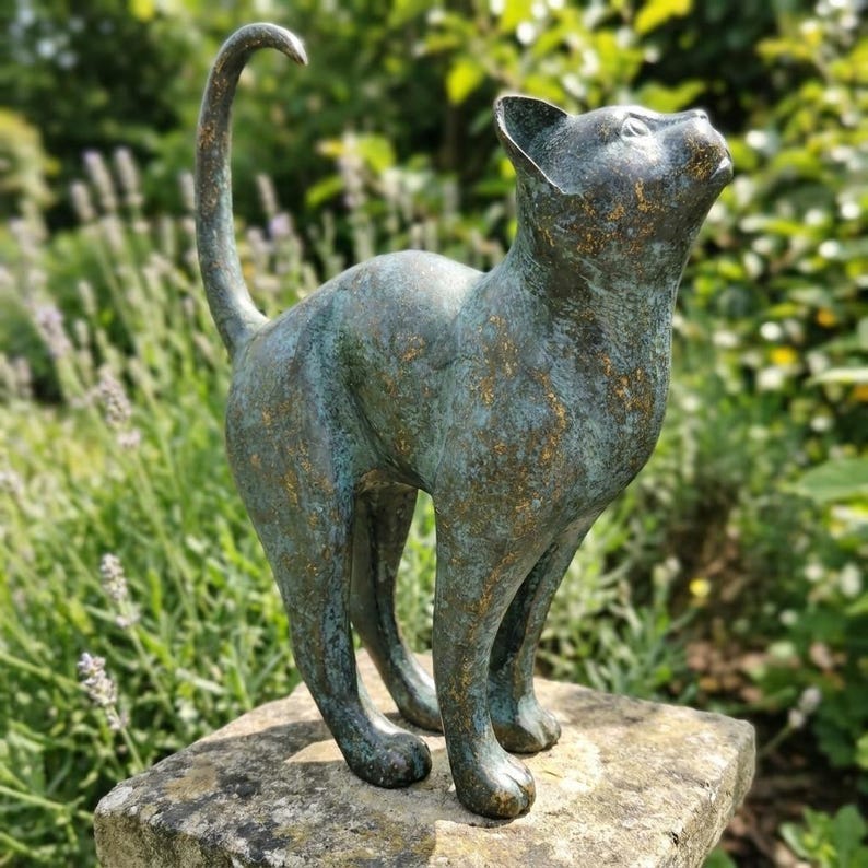 Bronze Katzenskulptur im Vintage-Stil mit Verdigris-Finish, Feline Kunst Statue, Antiker Look, Katzenverzierung, Tierkunst, Sammlerfigur