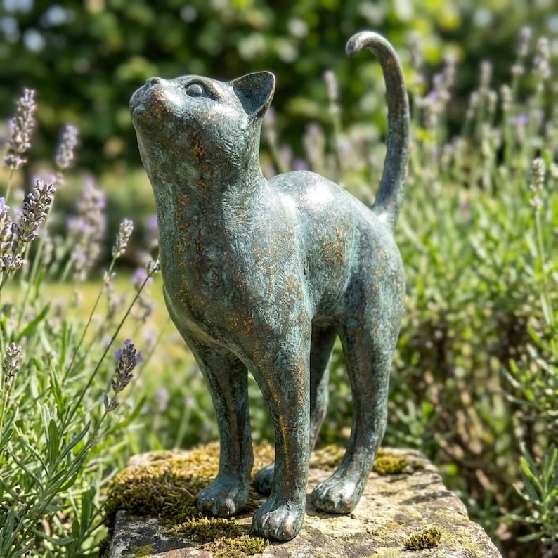 Bronze Katzenskulptur im Vintage-Stil mit Verdigris-Finish, Feline Kunst Statue, Antiker Look, Katzenverzierung, Tierkunst, Sammlerfigur