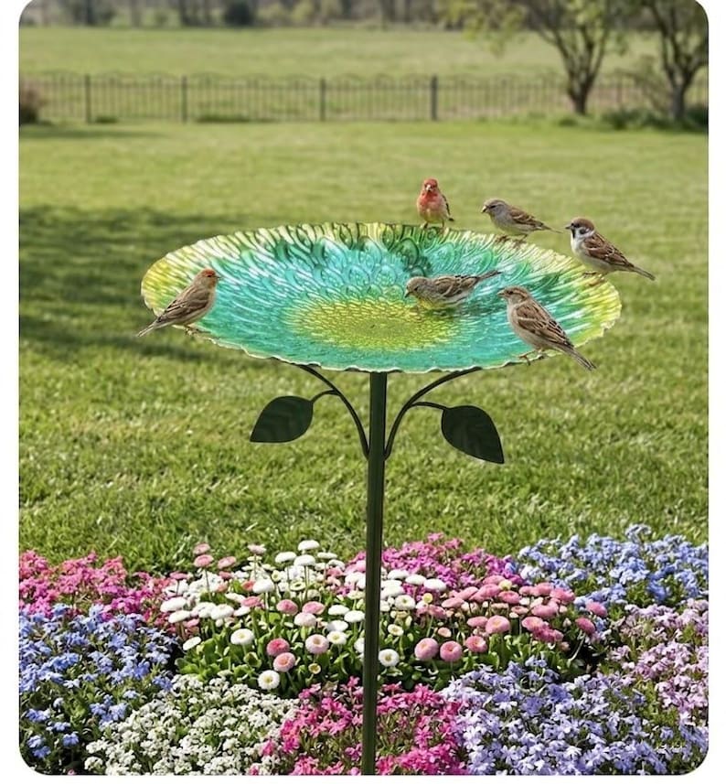 Rostfreier Eisen-Vogeltränkenfutterpfahl mit Blumendekor, multifunktionale Outdoor-Gartenverzierung für Wildvögel