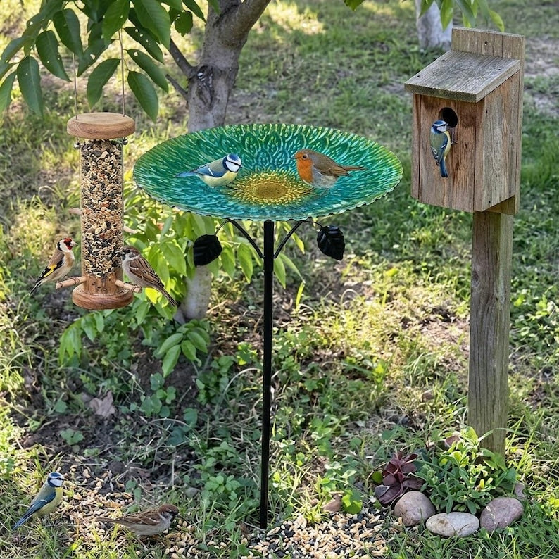 Rostfreier Eisen-Vogeltränkenfutterpfahl mit Blumendekor, multifunktionale Outdoor-Gartenverzierung für Wildvögel