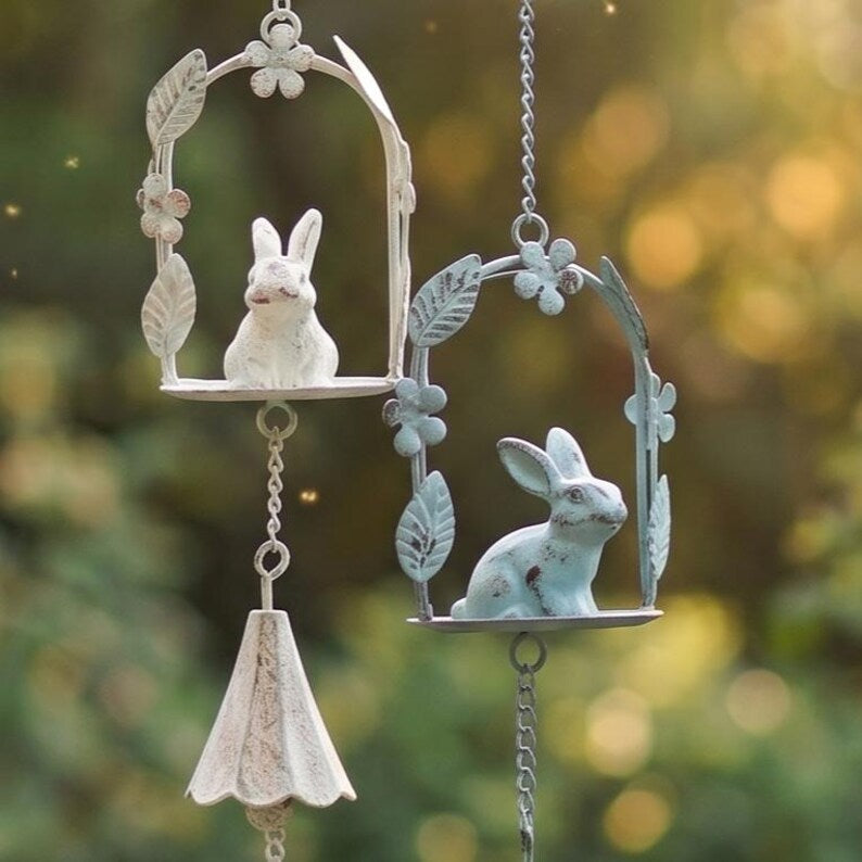Vintage Metall Kaninchen Windspiel, Shabby Chic Garten Dekor, abgenutzt blau / altweiß, 78cm
