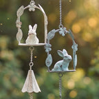 Vintage Metall Kaninchen Windspiel, Shabby Chic Garten Dekor, abgenutzt blau / altweiß, 78cm