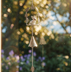 Vintage Metall Kaninchen Windspiel, Shabby Chic Garten Dekor, abgenutzt blau / altweiß, 78cm