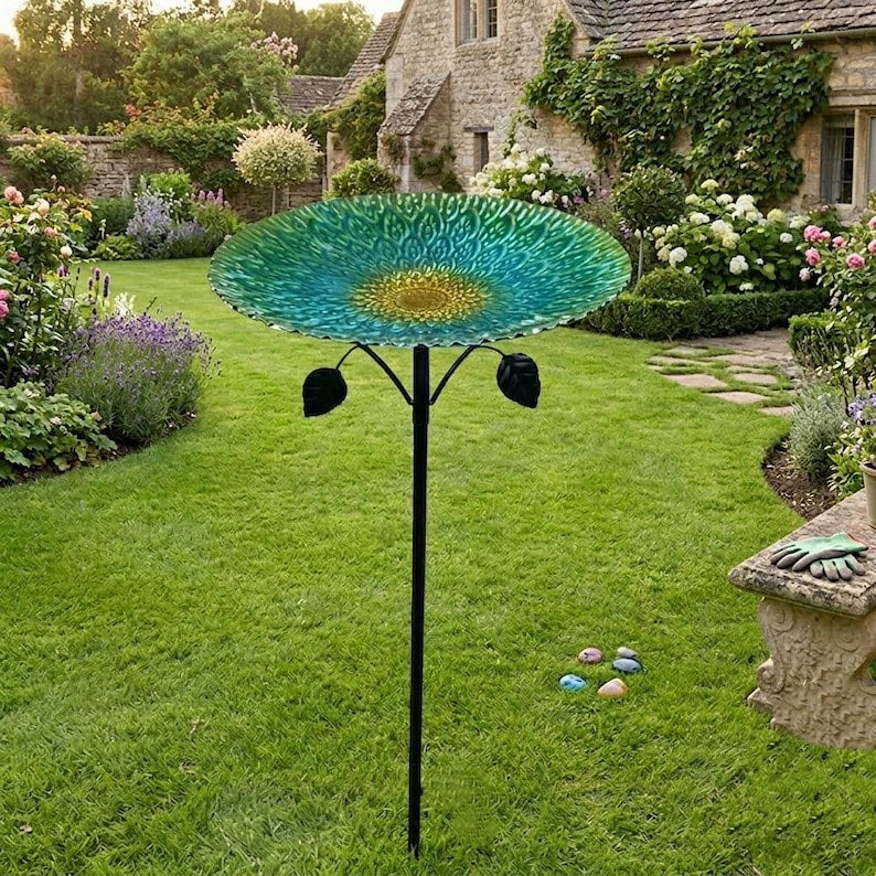 Rostfreier Eisen-Vogeltränkenfutterpfahl mit Blumendekor, multifunktionale Outdoor-Gartenverzierung für Wildvögel