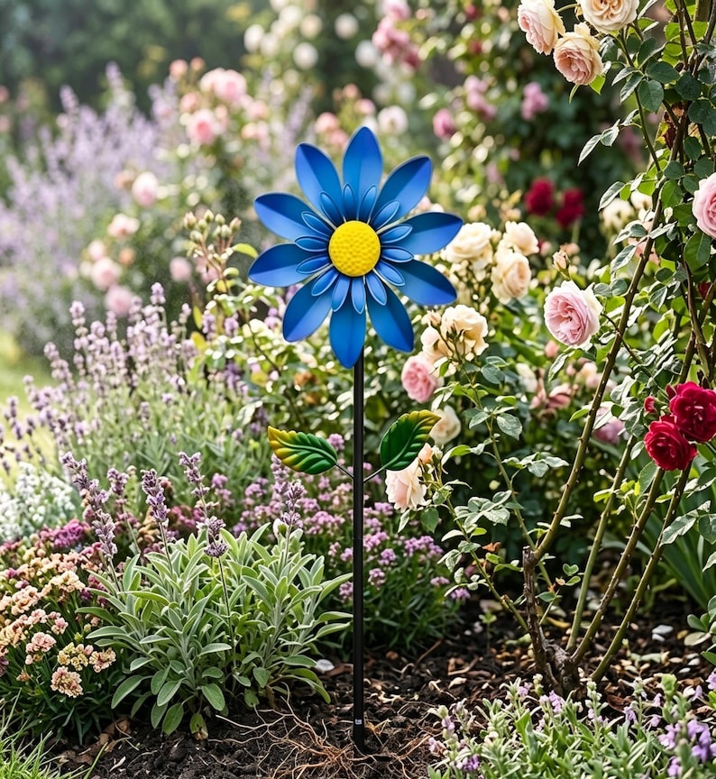 Bunt geschichteter Metall Daisy Wind Spinner Einsatz, windbetriebene Eisenblumen Yard Dekoration, Cottage und Sukkulenten Gartendekor
