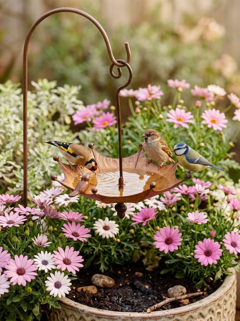 Metallschirm-Vogelfutterhaus und Bad, rustikale Gartendekoration, hängende Hofverzierung