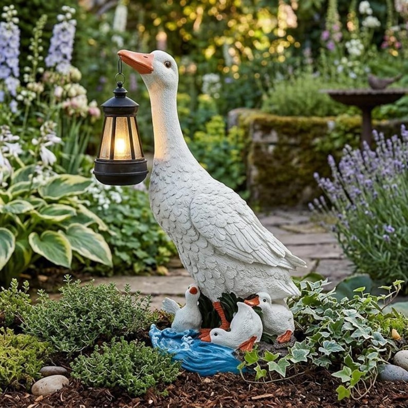 Solarbetriebene Gänse-Gartenfigur mit Laterne, 37 cm, beleuchtete Entenfamilien-Skulptur für Außenbereich, Landhaus-Gartendekoration