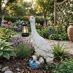 Solarbetriebene Gänse-Gartenfigur mit Laterne, 37 cm, beleuchtete Entenfamilien-Skulptur für Außenbereich, Landhaus-Gartendekoration