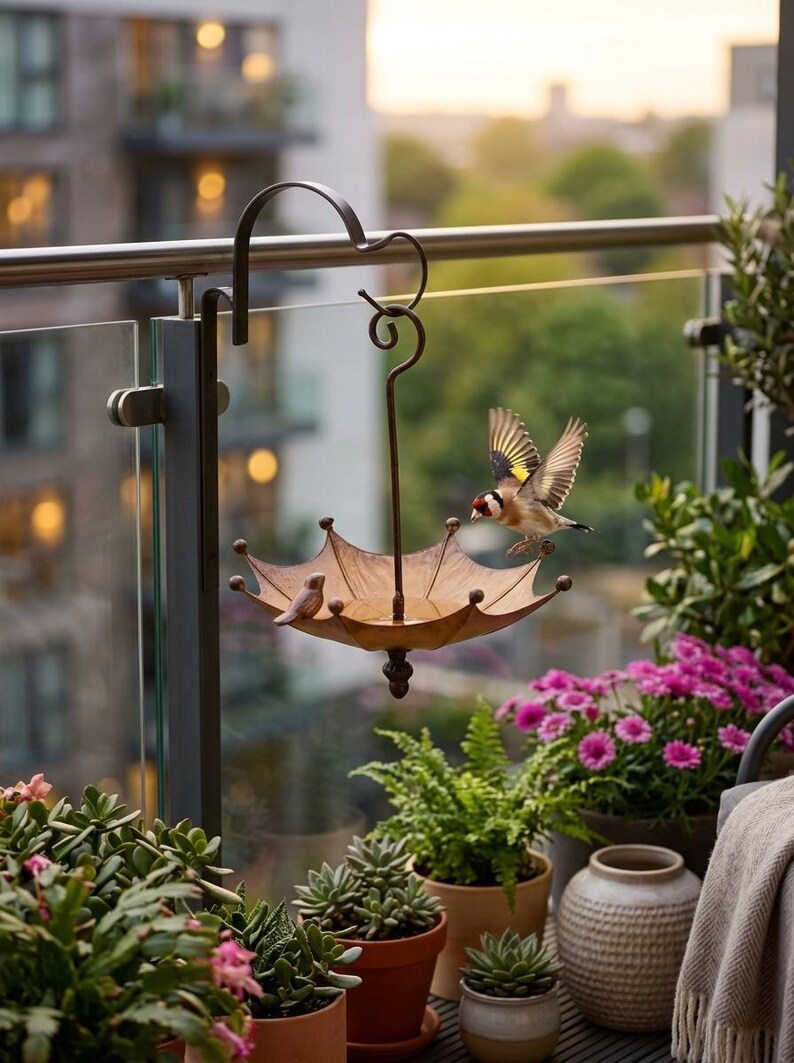 Metallschirm-Vogelfutterhaus und Bad, rustikale Gartendekoration, hängende Hofverzierung